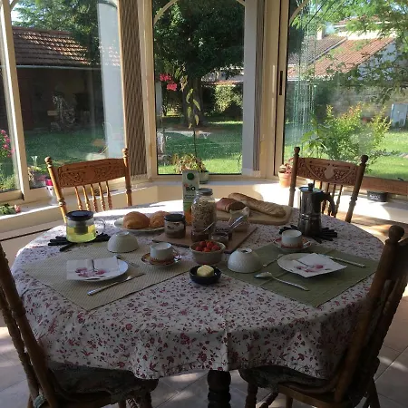Alojamento de Acomodação e Pequeno-almoço D'hôtes De L'ancienne école Rivieres (Charente)